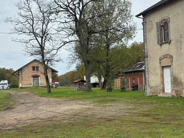 Maison terrain 5400m2 avec entrepôts