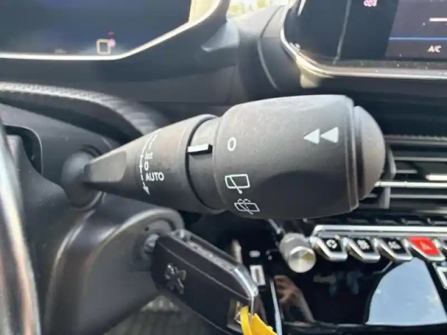 Peugeot 2008 puretech 130 s&amp;s eat8 allure pack — photo 18