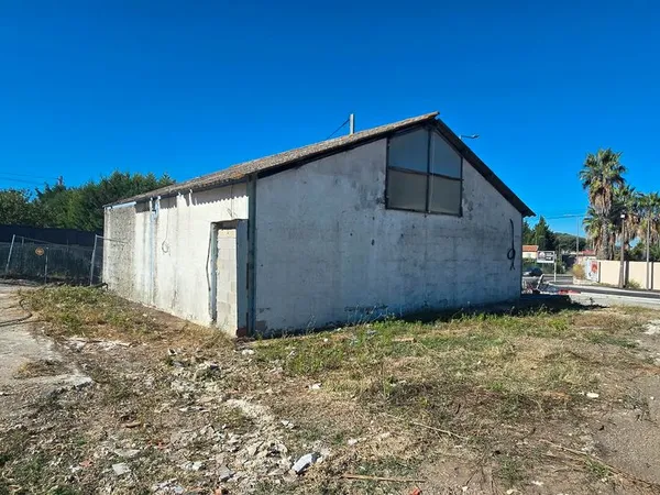 Loue local 80 m2 avec parking à Plan de Campagne