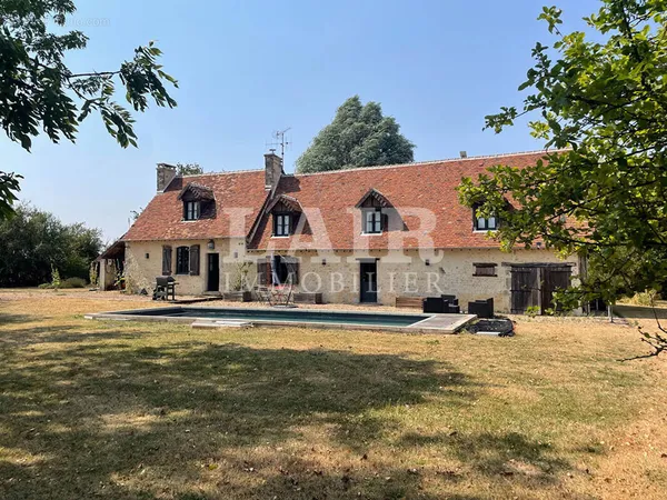 Longère avec une piscine au bout d'un chemin à vendre, réf B15534