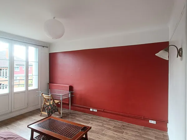 Appartement disponible immédiatement - 41 m² meublé avec balcon - 950 € CC - lumineux - Suresnes Cit