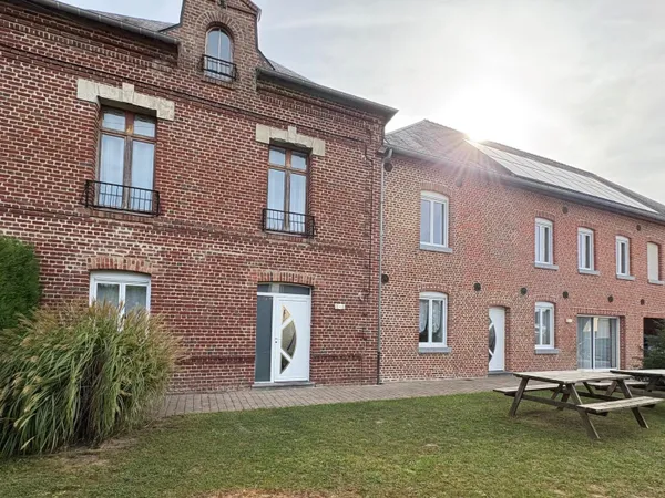 Maison familiale spacieuse avec beaux volumes.
