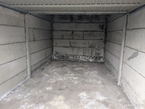 Garage / Box fermé 14 m² à louer - Lille Sud - Rue de l'Arbrisseau - Cour sécurisée