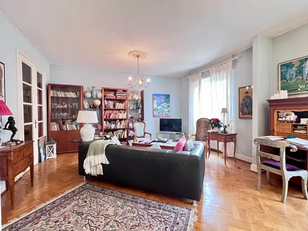 Quand parquet ancien et belles hauteurs se rencontrent