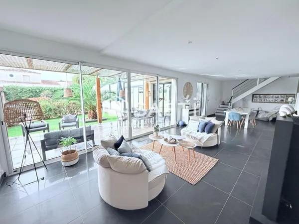 PAVILLON 5 CHAMBRES AVEC SALLES D'EAU ET BUREAUX + PISCINE ET GARAGES A CHAURAY