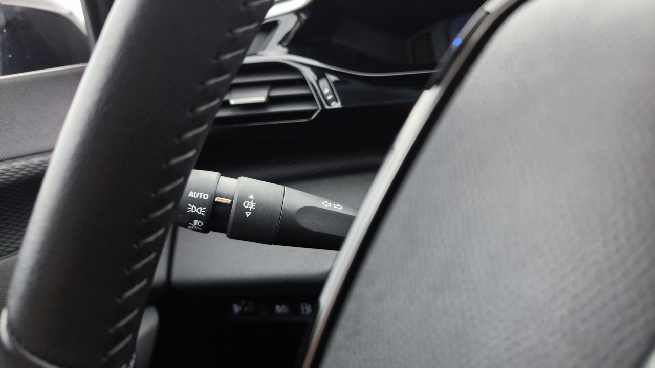 Peugeot 308 SW PHEV 180 e-EAT8 — photo 14