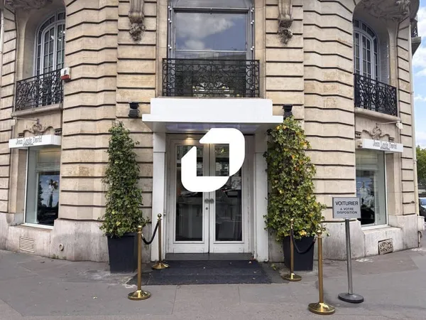 Local commercial 374 m²