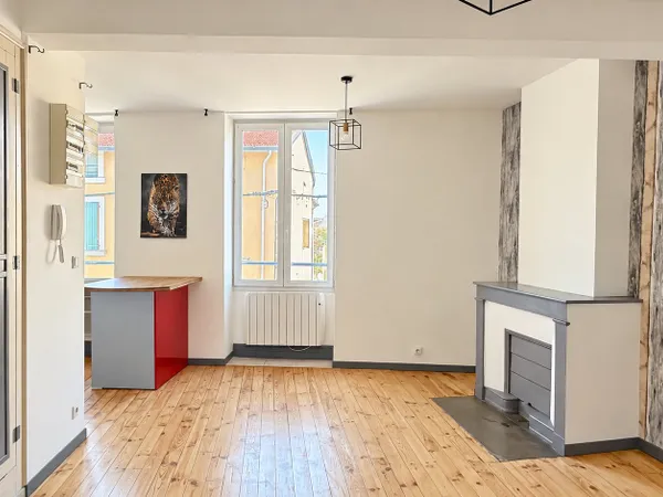 Appartement de charme avec petit balcon Centre Bourg-de-Pé