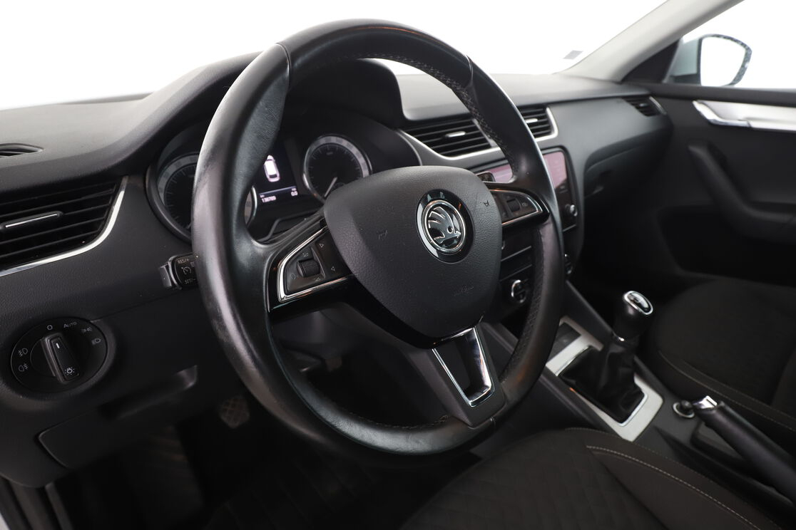 Skoda Octavia Combi 1.6 TDI Drive — photo 10
