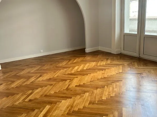 156 m2 prof - proche place Flore