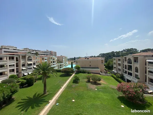 RARE T1 terrasse dernier étage parking cave Le Cannet