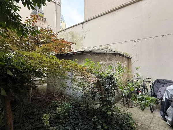 Remise indépendante cour-jardin, immeuble 1907, Paris 12e