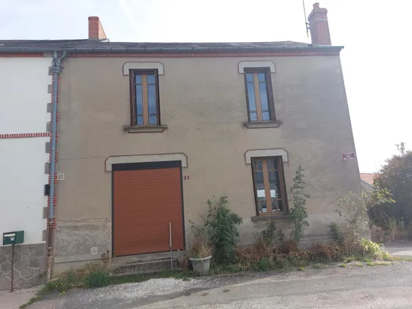 Maison à rafraîchir, dans un bourg dynamique, proche de Montluçon et de la RN145.