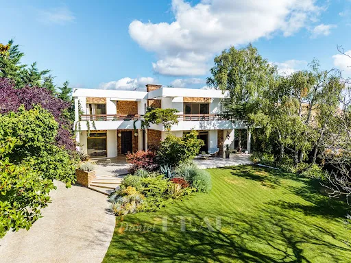 Maison 10 pièces 374 m²