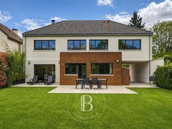 Maison 8 pièces 230 m²
