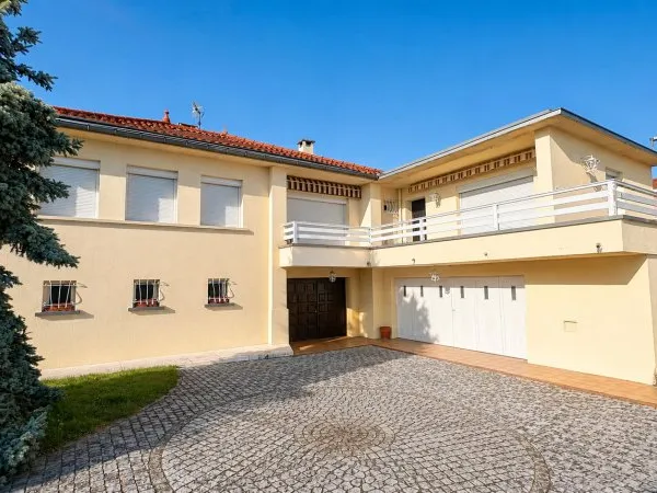 LIMITE ST FONS: # MAISON INDIVIDUELLE# 3 GARAGES# PISCINE OLYMPIQUE#RARE