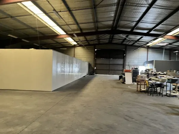 Local d'activité 956 m²