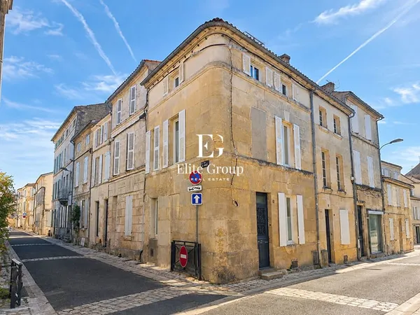 A VENDRE Maison de ville Cognac rue piétonne 3 pièces 81 m²