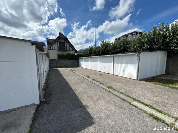 Box garage parking sécurisé 13m2 à Bihorel
