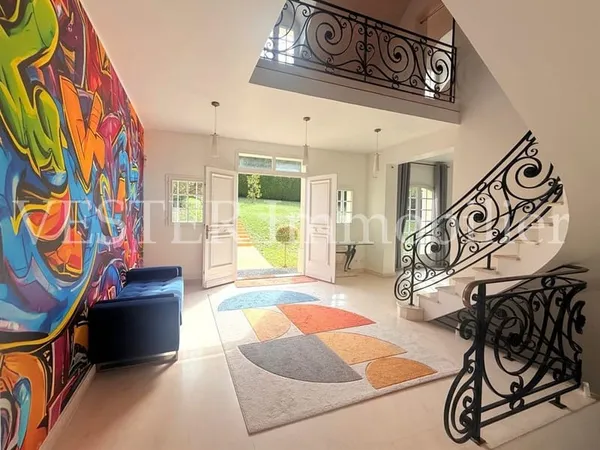 DEMEURE DE CARACTÈRE EN PIERRE DE SAINT-MAXIMIN SUR UN TERRAIN DE 2 850 M²