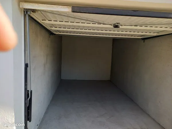 Garage 13 m2 à louer au Luc en Provence