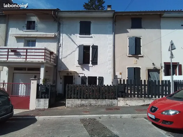 Maison de ville avec terrasse et grange