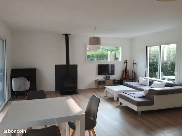 Maison 3 chambres + studio indépendant iso extérieure toiture refaite panneaux solaires+poele bois