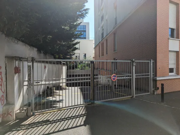 Loue Place de Parking à Montreuil - 12m²