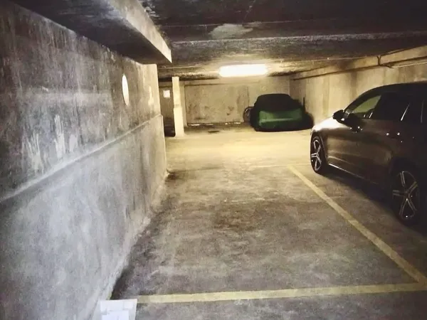 À VENDRE - Place de parking en sous-sol avec accès sécurisé - Courbevoie Bécon