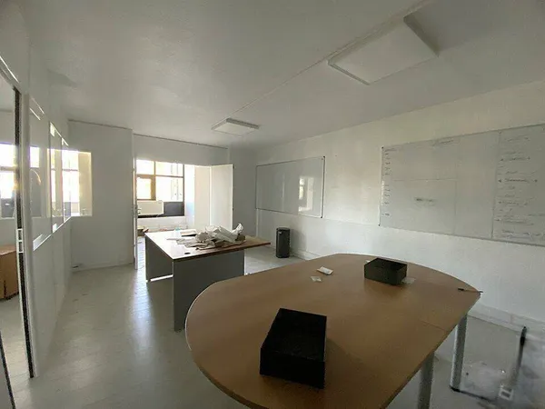 Local commercial 1 pièce 97 m²