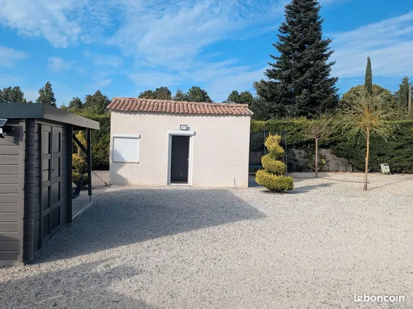 Terrain avec petite maisonnette