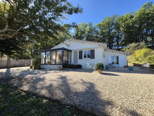 Maison de plain-pied avec Vue panoramique, jardin paysager et Atelier independant