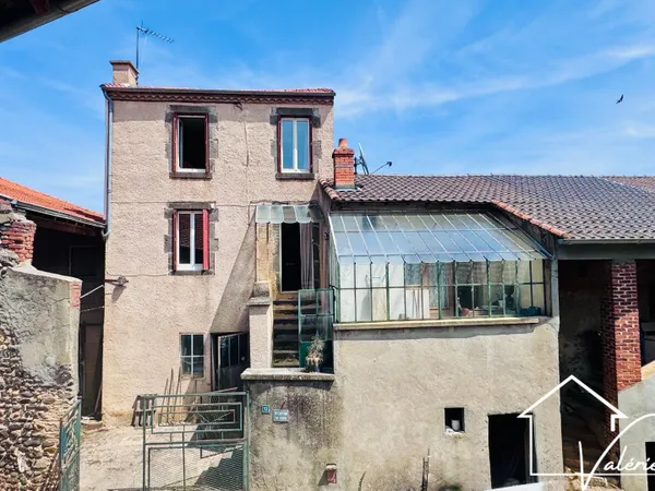 Maison avec cour intérieure, dépendances et fort potentiel de rénovation