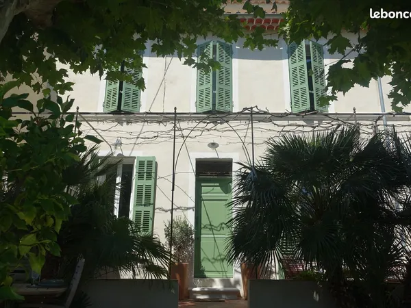 Maison de caractère du XIV siècle (145m2) avec jardin : un havre de charme et de verdure au coeur du
