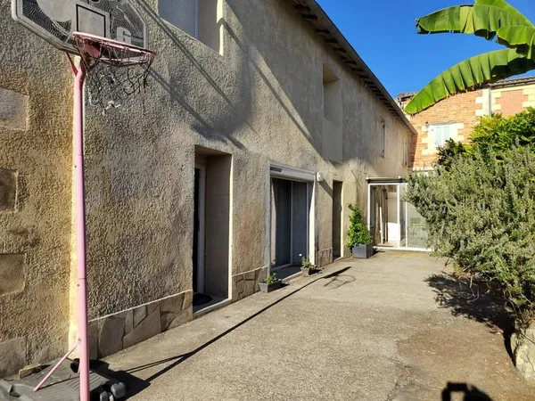 Maison en pierre rénovée avec plus de 50m2 de dépendances et jardin arboré au centre de la commune
