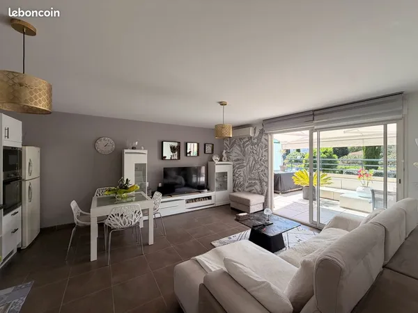 Appartement 3 pièces de 68 m² avec terrasse de 40 m² - Port-Fréjus