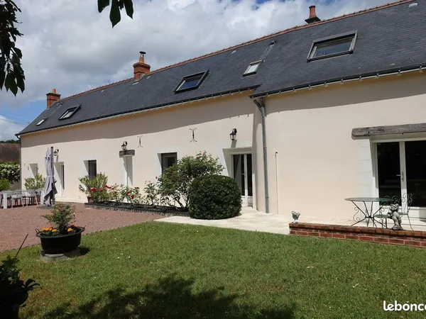 Esvres dans hameau calme - Maison 220 m2 habitables - Terrain 1400 m2 - Piscine - Nombreuses dépenda