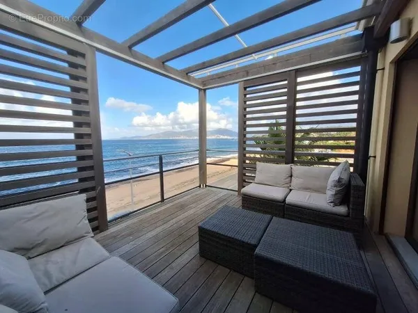 Appartement T3 de 117 m2 pieds dans l'eau - dernier étage - vue mer