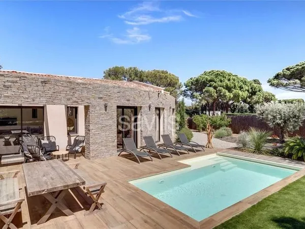 Villa à Saint-Tropez, située dans un domaine privé proche des plages.