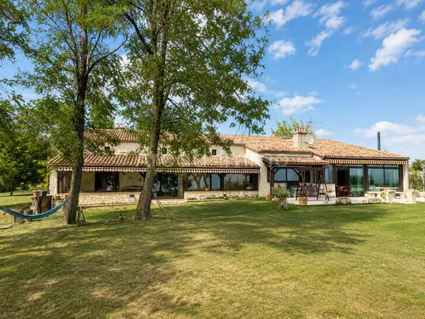 Spacieuse maison avec piscine, double garage et parc de 2,9 ha.