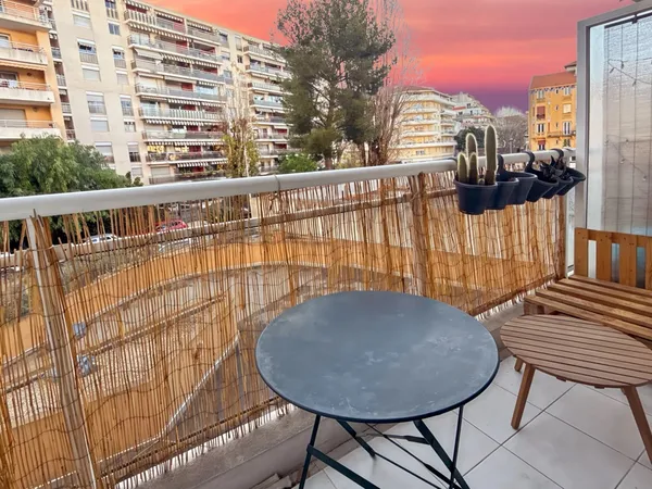 Appartement balcon Clim gardien gare Riquier Monaco centre ville