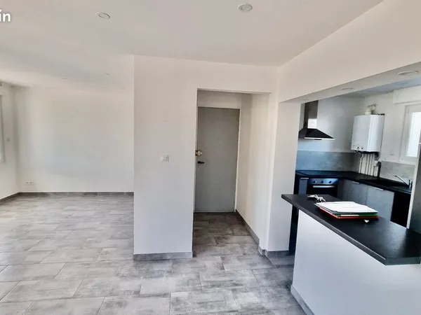 Appartement entièrement rénové (2 chambres, terrasse, garage)