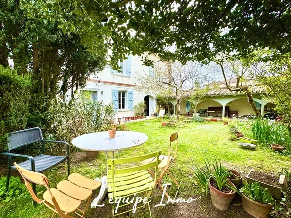 Maison de village de caractère avec jardin intime et fort po