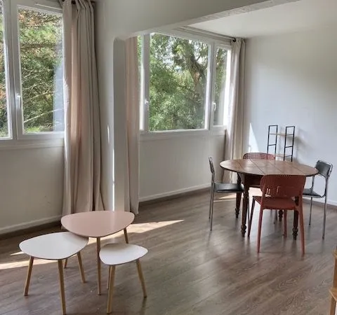 70 m² - Séjour double et 2 chambres indépendantes - Très lumineux, Parc boisé, Parking, Métro, ...