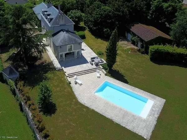Propriété Exceptionnelle avec Piscine à AVANTON, Seulement