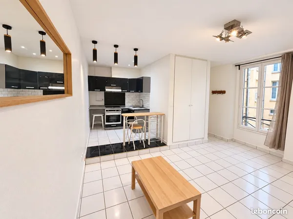 PARIS 2e - GRAND STUDIO 30 m² - CALME ET EMPLACEMENT PRIVILÉGIÉ