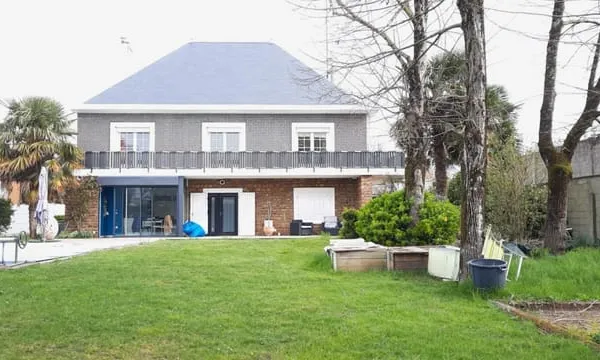 LUCON COEUR DE VILLE AGREABLE MAISON ART DECO 5 CHAMBRES AVEC PISCINE ET ANNEXES SUR 1296M² CLOS
