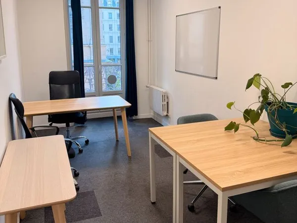 Bureau à louer pour 1 à 4 personnes (LYON 2) dans le centre (Place de la Bourse)