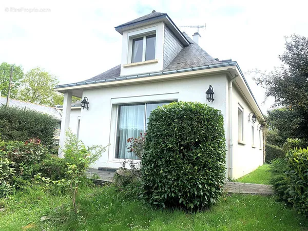 Maison 8 pièces 145 m² habitables, entrée de plain pied, sous-sol semi-enterré 121m2