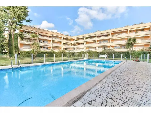 Nice - Cimiez EXCEPTIONNEL 4 Pièces 153M² TERRASSE SOLARIUM CAVES ET GARAGE.